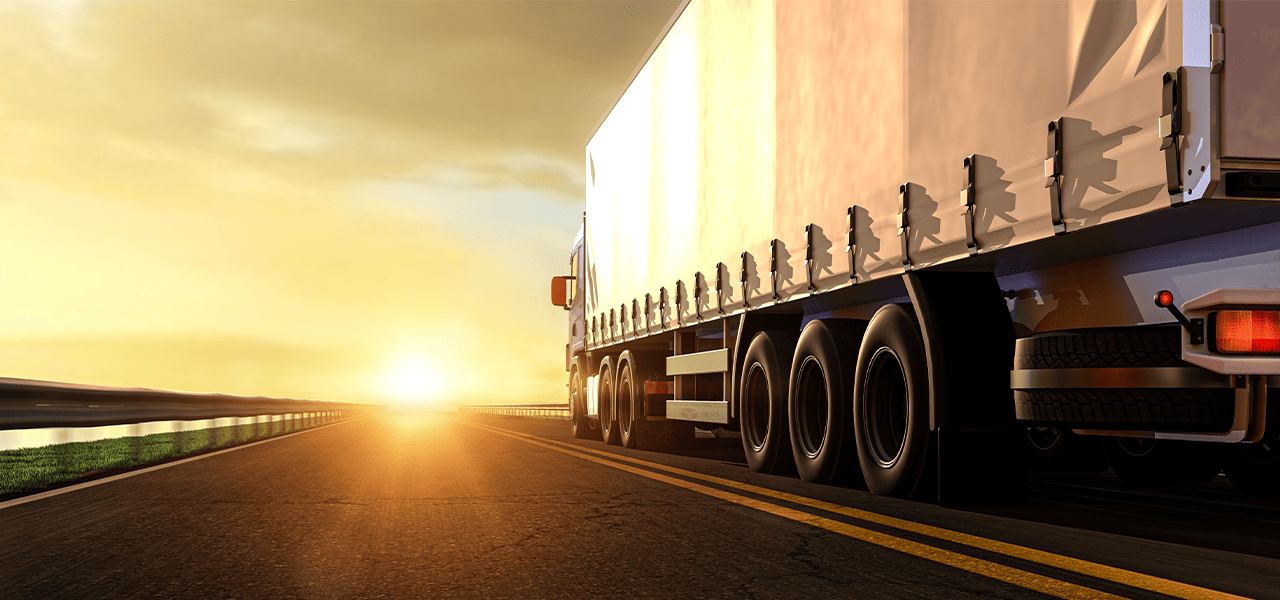 夕日の中を走るトラック